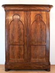 Biedermeier-Schrank, Mahagoni furniert, zerlegbar, hinter 2 Türen 4 Schubladen und 3 Einlegeböden, zu restaurieren, Furnierschäden, Rissen, seitl. Leiste fehlt, 225x182x67 cm