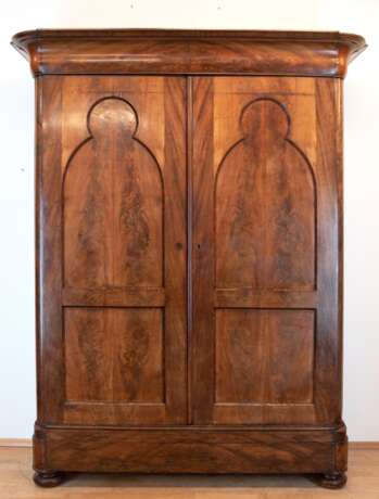 Biedermeier-Schrank, Mahagoni furniert, zerlegbar, hinter 2 Türen 4 Schubladen und 3 Einlegeböden, zu restaurieren, Furnierschäden, Rissen, seitl. Leiste fehlt, 225x182x67 cm - фото 1