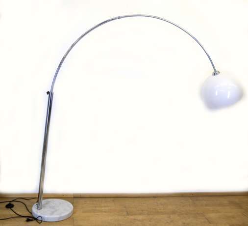 Bogenlampe, 1970er Jahre, an großem, gebogenem Chromarm weißer Kugellampenschirm aus Milchglas, Standfuß aus Gußmarmor, H. ca. 180 cm, B. ca. 170 cm - photo 1