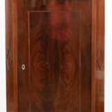 Biedermeier-Eckschrank, Mahagoni furniert, Norddeutschl. um 1830, hinter 1 Tür 3 Einlegeböden, thermisch konserviert, Tür leicht verzogen, 156x89 cm, Schenkelmaß 62 cm - photo 1