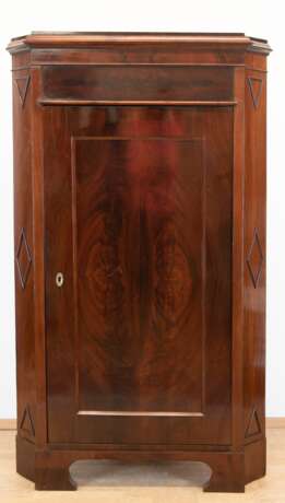 Biedermeier-Eckschrank, Mahagoni furniert, Norddeutschl. um 1830, hinter 1 Tür 3 Einlegeböden, thermisch konserviert, Tür leicht verzogen, 156x89 cm, Schenkelmaß 62 cm - photo 1