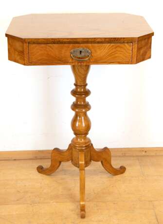 Biedermeier-Nähtisch, Esche, auf gedrechselter Mittelsäule mit 3 Füßen, achteckiger Korpus mit 1 Schublade, aufgearbeitet, 77x58x43 cm - Foto 1