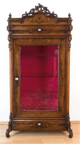 Louis-Philippe-Vitrine, Mahagoni furniert, 1-türiger, frontseitig verglaster Korpus, im Sockel und über Tür 1 Schubkasten, geschnitzte Bekrönung, 178x97x44 cm - photo 1