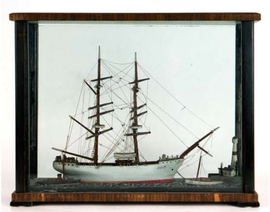 Modelsegelschiff "Edit", um 1850, Holz, farbig gefaßt, mit 2 Masten und Takelage, im 4-seitig verglasten Schaukasten, 36x46x15 cm - фото 1