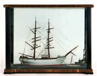 Modelsegelschiff &quot;Edit&quot;, um 1850, Holz, farbig gefaßt, mit 2 Masten und Takelage, im 4-seitig verglasten Schaukasten, 36x46x15 cm