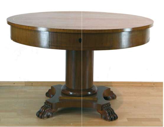 Biedermeier-Tisch, Mahagoni furniert, Fadenintarsien, zylindrische Mittelsäule auf 4-passig eingebogter Fußplatte mit Tatzenfüßen, 4 Schubfächer in runder Zarge, 71x112 cm - photo 1