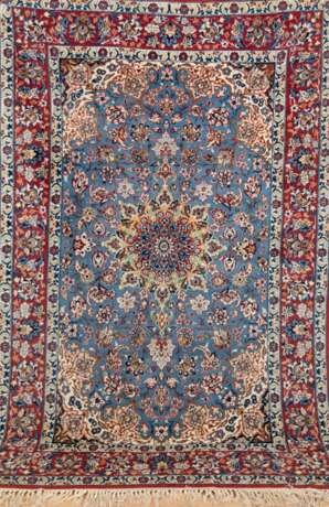 Isfahan Persien, Korkwolle auf Seide, blaugrundig, Zentralmedaillon gespiegelt gemustert, rote Umrahmung, 1 Seite ohne Fransen, 170x102 cm - Foto 1