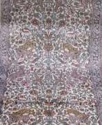 Overview. Kashmir, Seide, beigegrundig, mit Tier- und Blumenmotiven in Pastellfarben, 300x83 cm