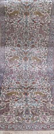 Kashmir, Seide, beigegrundig, mit Tier- und Blumenmotiven in Pastellfarben, 300x83 cm - photo 1