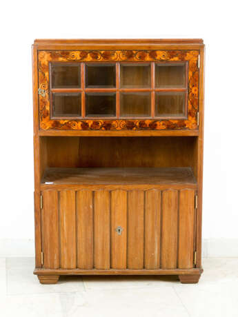 Jugendstil chest with three doors and two tops one door with intarsia and cutted glass brown oak wood veneered vienna or hungary around 1910 - Foto 2