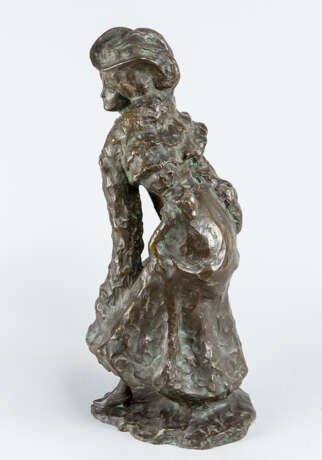 Terracotta sculpture of a lady with scarf painted in bronze colours signed on the bottom early 20th century - photo 3
