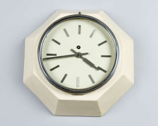 Adolf Loos (1870-1933) Clock with metal dial and fingers on white octagonal metal house chromed and glass door original movement produced by Böhnel Vienna early 20th century - Foto 1