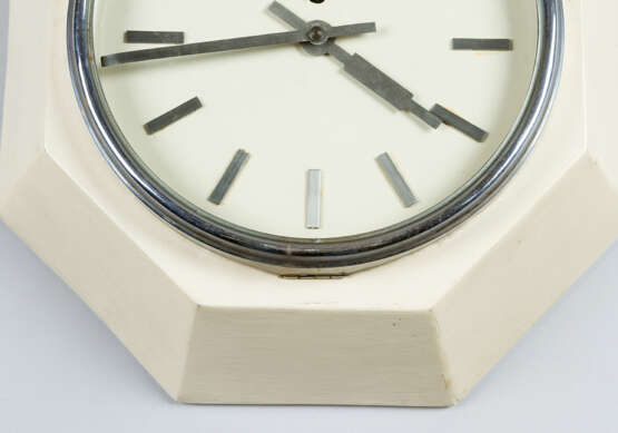 Adolf Loos (1870-1933) Clock with metal dial and fingers on white octagonal metal house chromed and glass door original movement produced by Böhnel Vienna early 20th century - Foto 2