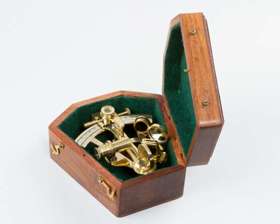 Sextant by Calvin and Hughes London dated 1917 pollished bronze with chromed dial in wooden box - photo 1