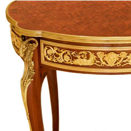 Mahogany table decorated with marquetry in the style of Louis XV Francois Linke. Late 19th century Gilded bronze Late 19th century - photo 1