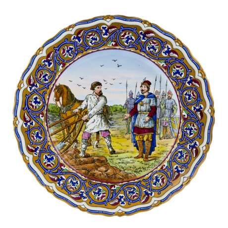 Plat en porcelaine de lusine Kuznetsov avec la sc&egrave;ne de la vocation du heros Mikula Selyaninovich. Debut du 20&egrave;me si&egrave;cle Porcelain Hand Painted Gilding Neo-Russian Late 19th century - photo 1