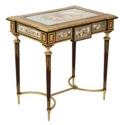 Une magnifique table de dame &agrave; decor de bronze dore et panneaux de porcelaine dans le go&ucirc;t d`Adam Weisweiler. France. XIXe si&egrave;cle 