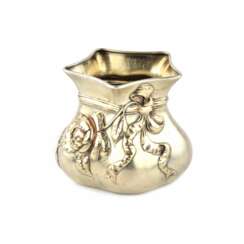 Bo&icirc;te vase en argent dOrest Kurlyukov en forme de sac noue.