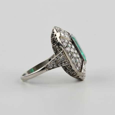 Art Deco cocktail ring with emerald and diamonds. Diamonds 20th century - photo 1