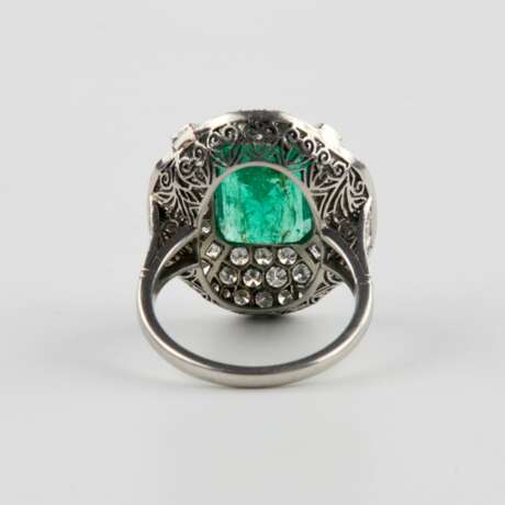 Art Deco cocktail ring with emerald and diamonds. Diamonds 20th century - photo 2