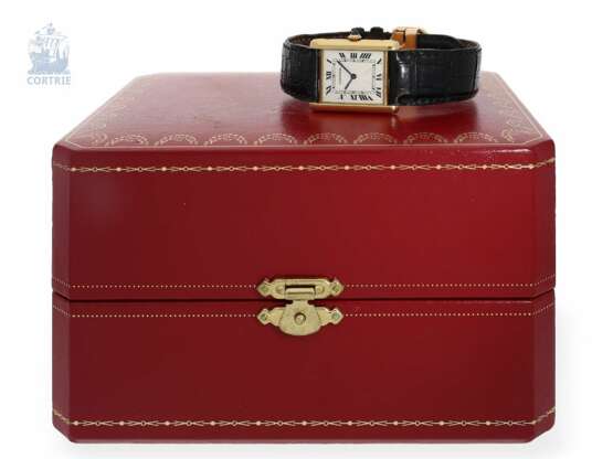 Armbanduhr: seltene und äußerst elegante vintage Tank Louis Cartier mit Piguetwerk, Sonderzifferblatt, goldener Faltschließe, Box und Papieren - Foto 3