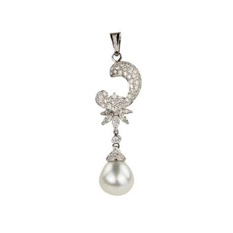 Gold pendant with diamonds and cultured pearls. Diamonds 21th century - photo 1