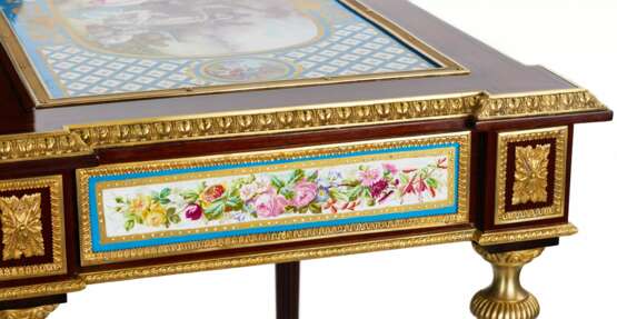 Une magnifique table de dame &agrave; decor de bronze dore et panneaux de porcelaine dans le go&ucirc;t d`Adam Weisweiler. France. XIXe si&egrave;cle Porcelain Hand Painted Gilding Napoleon III 19th century - Foto 1