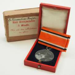 Preussen: Rot Kreuz Medaille, 3. Klasse, im Etui mit Überkarton für eine französische Schwester.