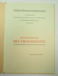 BRD: Bundesverdienstorden, Sonderstufe des Grosskreuzes Urkunde, in Mappe.