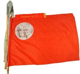 DDR: Ehrenbanner der SED.