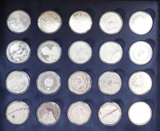 BRD: Sammlung von 60 x 10 Euro SILBER Gedenkmünzen, in Sammelbox. - фото 2