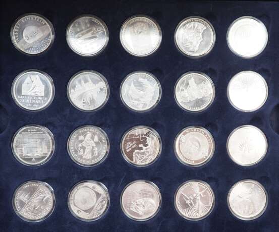 BRD: Sammlung von 60 x 10 Euro SILBER Gedenkmünzen, in Sammelbox. - фото 3