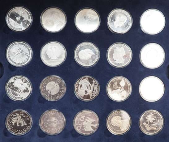 BRD: Sammlung von 60 x 10 Euro SILBER Gedenkmünzen, in Sammelbox. - фото 4