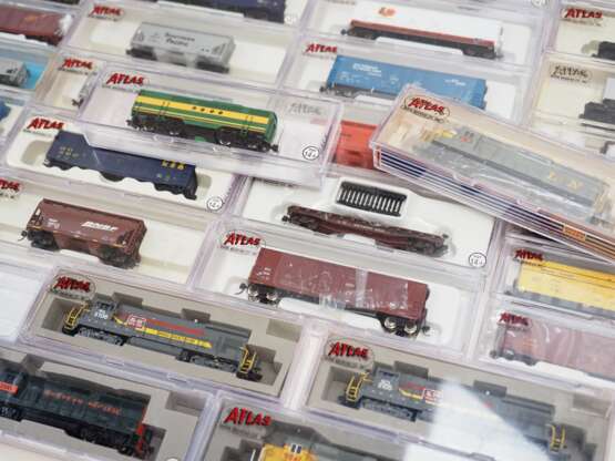 Atlas: Spur N - Modelleisenbahn 35 Lokomotiven und Wagons - OVP. - Foto 1