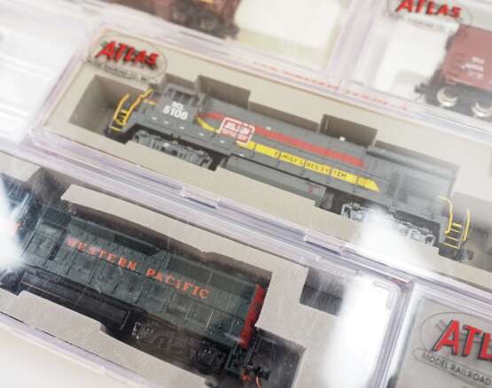 Atlas: Spur N - Modelleisenbahn 35 Lokomotiven und Wagons - OVP. - Foto 3