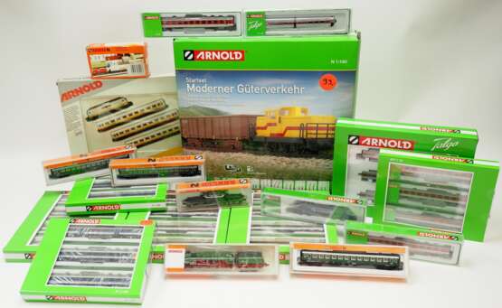 Arnold: Spur N - Modelleisenbahn 40 Lokomotiven und Wagons - OVP. - photo 1