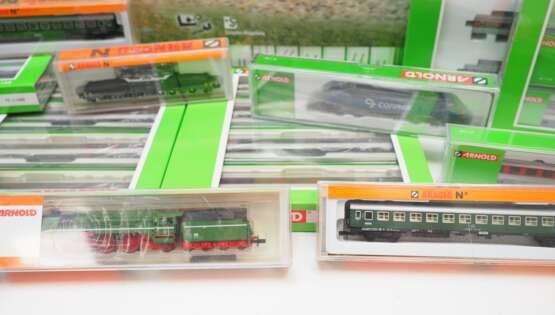 Arnold: Spur N - Modelleisenbahn 40 Lokomotiven und Wagons - OVP. - photo 2