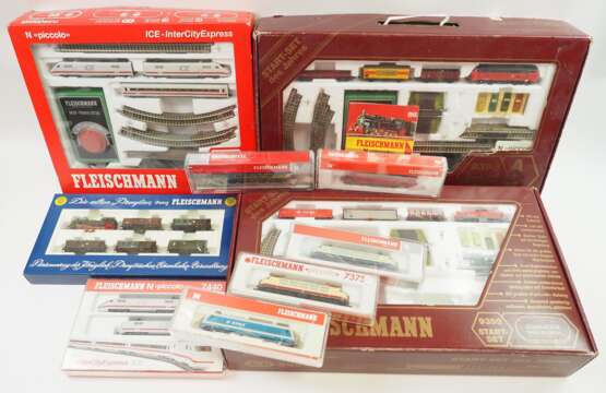 Fleischmann: Spur N - Modelleisenbahn 21 Lokomotiven und Wagons - OVP. - Foto 1