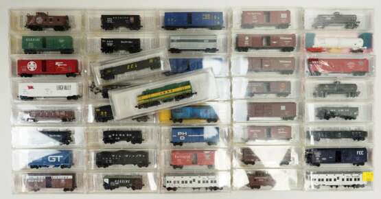 Micro Trains Line: Spur N - Modelleisenbahn 42 Lokomotiven und Wagons - OVP. - photo 1