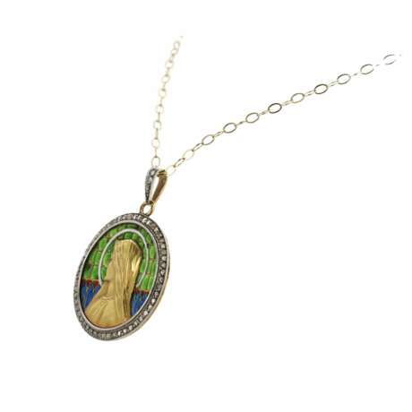 An elegant gold pendant on a chain with Our Lady on stained glass enamel in an antique case. Enamel 20th century - photo 3