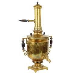 Samovar cylindrique russe en laiton avec tuyau et couvercle. 19&egrave;me si&egrave;cle. TNACH. 