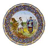 Plat en porcelaine de lusine Kuznetsov avec la sc&egrave;ne de la vocation du heros Mikula Selyaninovich. Debut du 20&egrave;me si&egrave;cle Porcelain Hand Painted Gilding Neo-Russian Late 19th century - photo 1