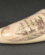 Collections. Scrimshaw &quot;H.M.S. Arrow under attack by the french frigate &quot;Hortense&quot; off the coast of algiers&quot; 1805, beschnitzter Walzahn mit gefärbtem Ritzdekor, 192g, H. 10,5cm