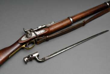 Perkussionsgewehr &quot;Enfield 1860&quot;, Nussholzschaft, Messing und Eisen, glatter Lauf, mehrfache Prüfmarken und gepunzt &quot;V.R unter Krone&quot;), mit Bajonett, England oder Indien, Ende 19.Jh., L. 137cm (ohne B…