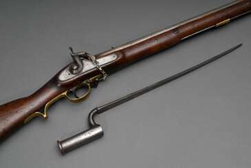 Perkussionsgewehr wohl der Britischen Ostindien-Kompanie (BEIC), Nussholzschaft, Messing und Eisen, glatter Lauf, Marke &quot;Steigender Löwe mit victorianischer Krone&quot;, mit Bajonett (ergänzt?), England oder Indien,…