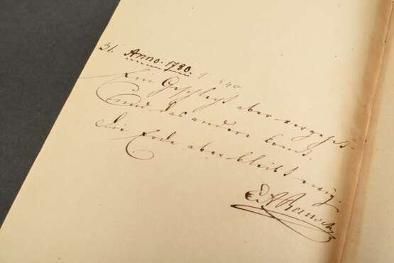 Biedermeier Geburtstagkalender in grün-gold besticktem Einband, innen rotes Leder mit Golddruck, zwei mit Tinte gezeichnete "Dorfansichten" vorangestellt, Buchrücken monogrammiert "WA", handschriftlic… - Foto 5