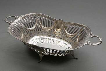 Korb im Louis XVI Stil mit Girlanden und Schleifen Dekor sowie ornamentalen Griffen auf zierlichen Füßen, Belgien (?), Silber, 378g, 9x33,6x17cm, 1 Henkel gebrochen