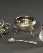 Overview. 3 Diverse Salieren in verschiedenen Stilen und Formen, um 1900, Silber 925/800: 1 in Neorokoko Stil mit Glaseinsatz (H. 3,8cm), 1 Baccarat Schliff mit Silber 925 Rand und Löffel (London 1910/Birmingham 1903, H. 3,3cm) un…