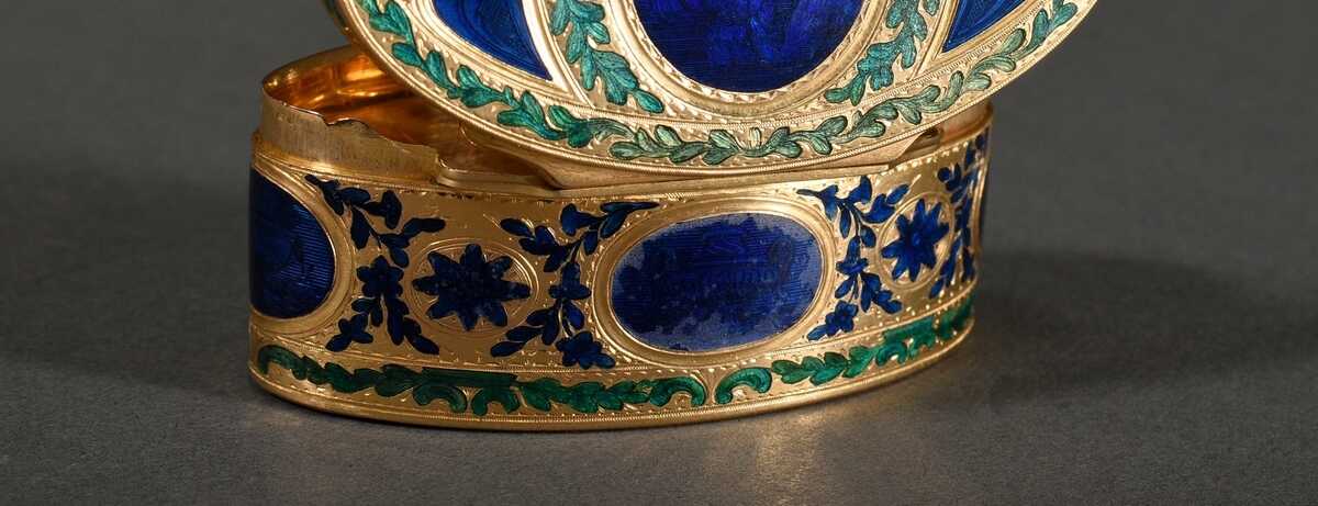 Ovale französische Gold Schnupftabakdose mit feinem allseitigem Guilloché Emaille in blauen und grünen Blattranken auf gravierter Rahmung, innen 3fach unleserlich punziert, Paris um 1770/1780, 100,9g, 3x7,4x4,2cm, in Ori…