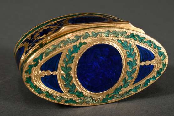 Ovale französische Gold Schnupftabakdose mit feinem allseitigem Guilloché Emaille in blauen und grünen Blattranken auf gravierter Rahmung, innen 3fach unleserlich punziert, Paris um 1770/1780, 100,9g, 3x7,4x4,2cm, in Ori… - photo 3